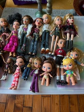 26 Assorted Bratz Dolls - Mixed Colors